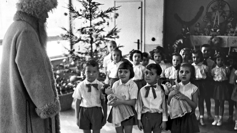 Takto zavítal dedo Mráz v roku 1955 medzi bratislavských škôlkarov na Belehradskej ulici.