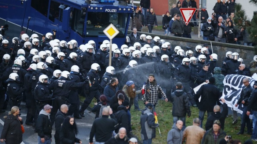 Proti tisíckam demonštrantov použili