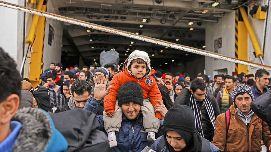 Grécko: Počty utečencov prechádzajúcich