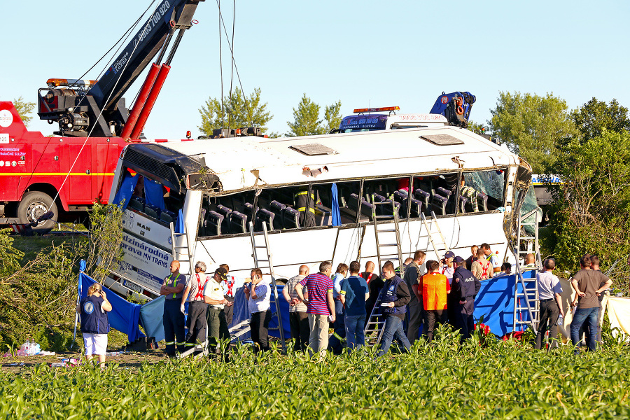 Autobus vyletel z diaľnice