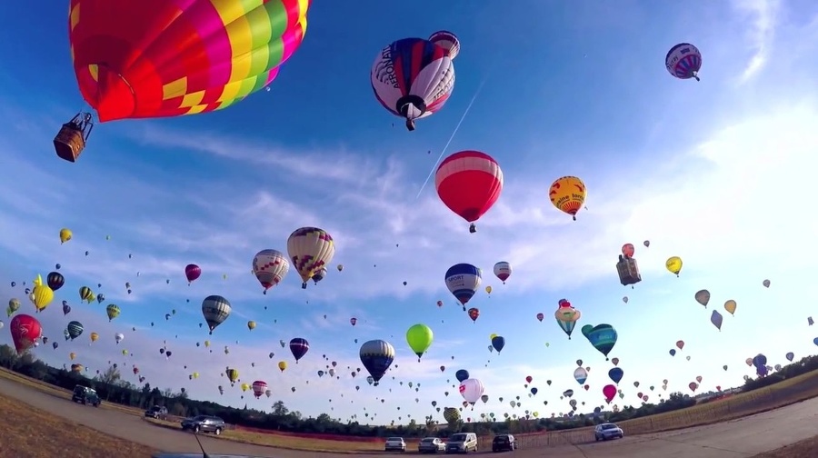Pestrofarebné balóny posiali celú