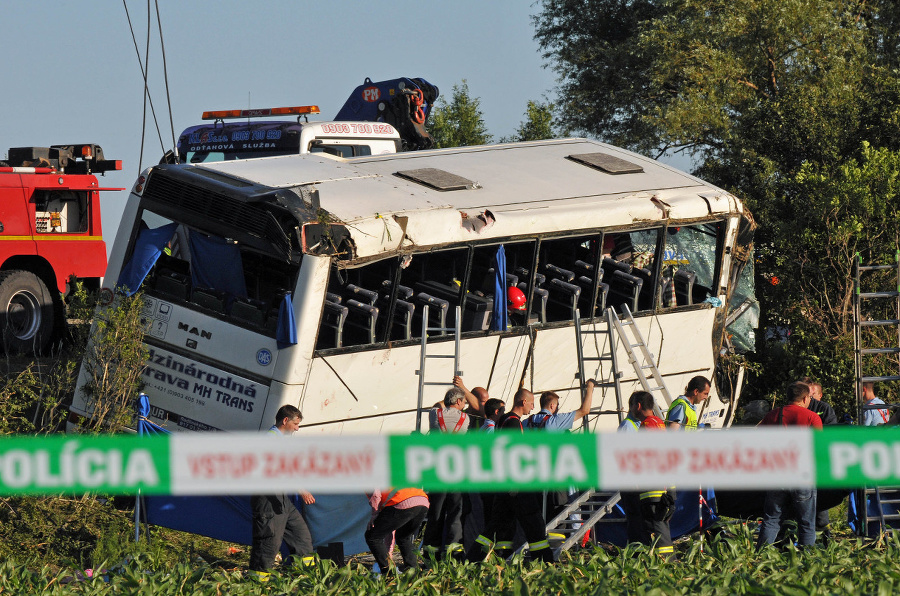 Havarovaný autobus viezol študentov