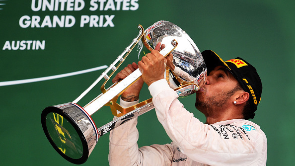Lewis Hamilton oslavuje po