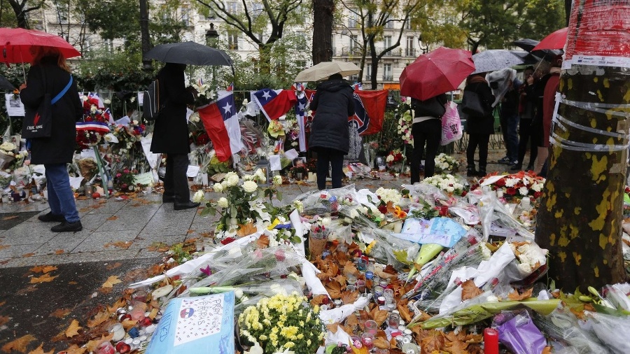 Francúzi smútia za obeťami