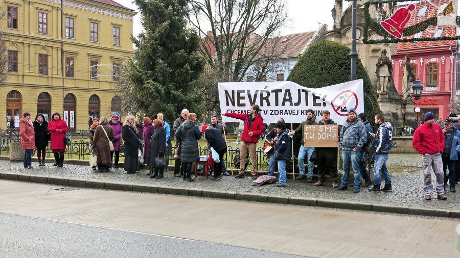 Dedinčania a aktivisti vyšli