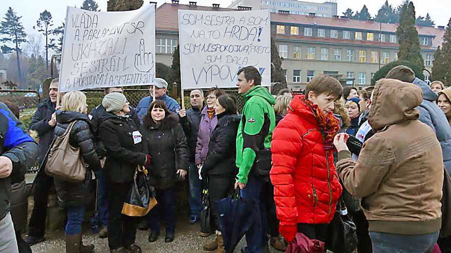 Sestry pred nemocnicou vyjadrili