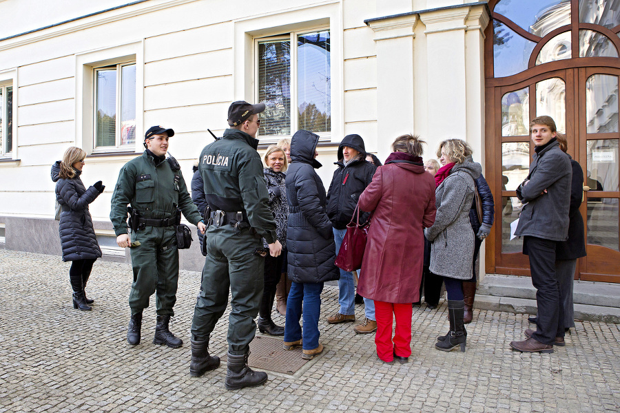 Sestry prišla skontrolovať polícia