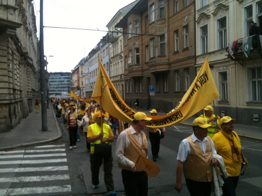 Stovky učiteľov vyšli do