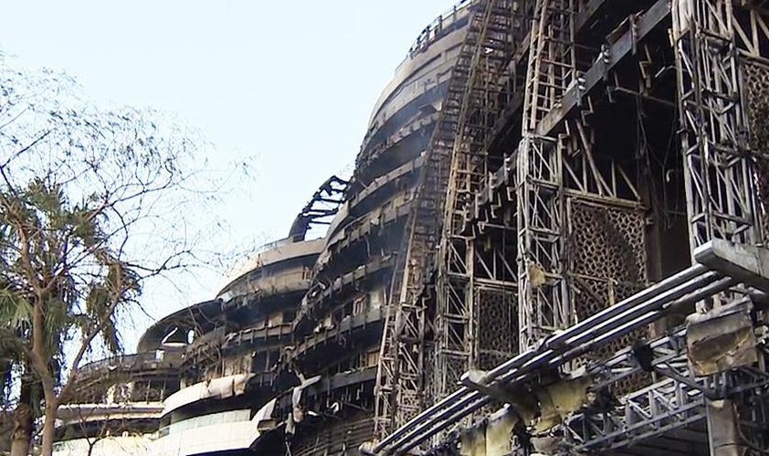 Hotel zničil požiar počas