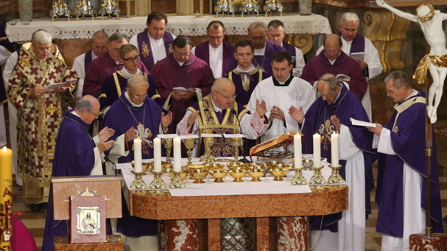 Pri oltári: Zľava nuncius