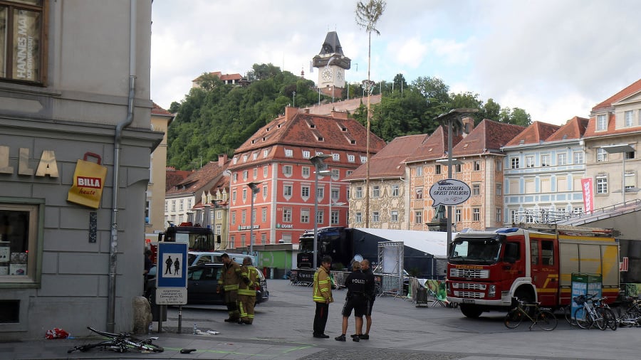 Hasiči a policajti stoja