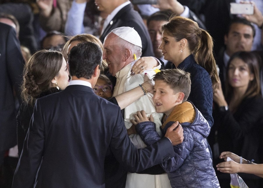 Vrúcna rozlúčka s pápežom