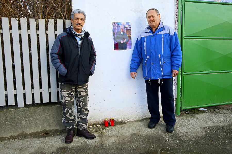 Bezdomovec Ibrahim (vľavo) dostal