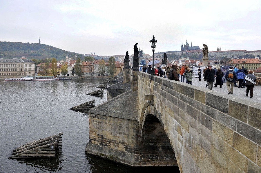 Turisti na Karlovom moste