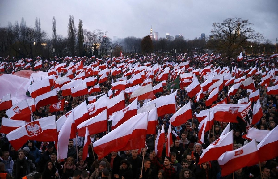 Poliaci demonštrovali proti migrantom.