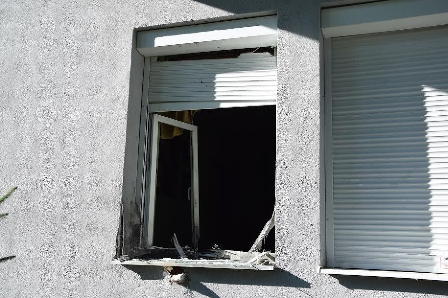 Výbušnina poškodila okno bytu,
