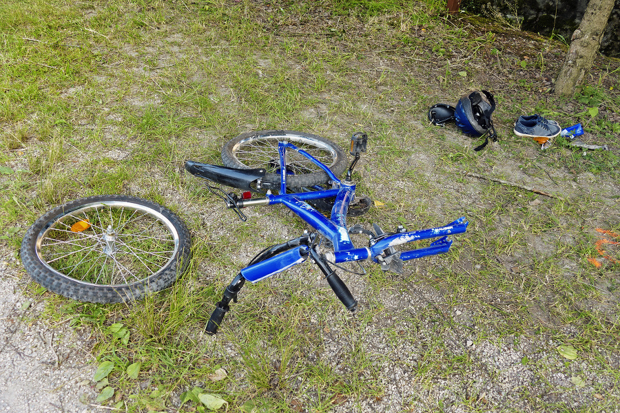 Zdemolovaný bicykel zostal po