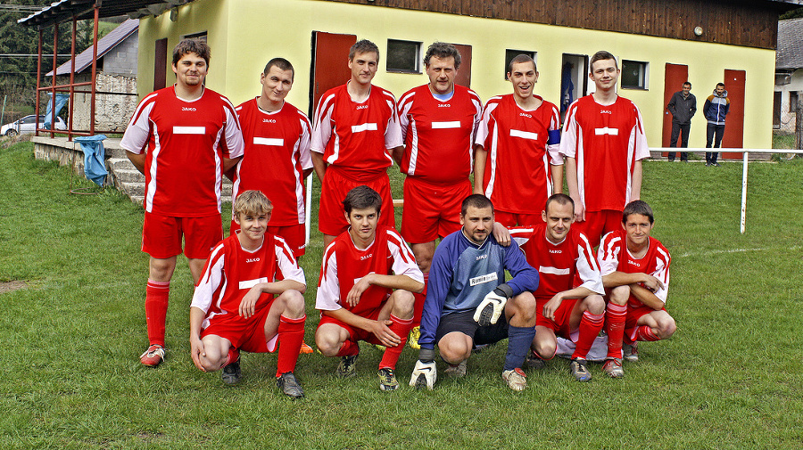 Napriek nelichotivým výsledkom chlapi z obce futbal milujú a veria, že raz vyhrajú.