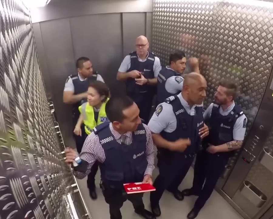 Sedem policajtov vo výťahu