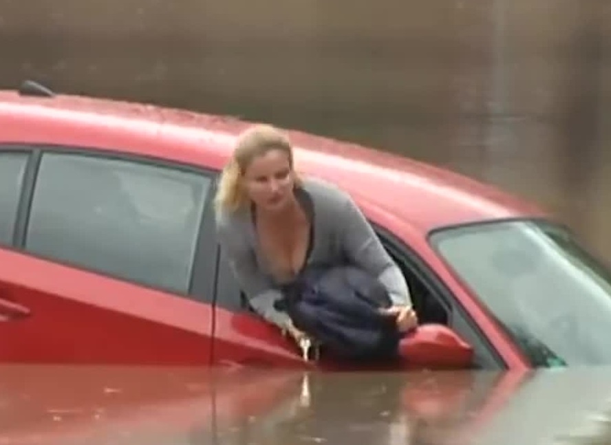 Únik z potopeného auta.