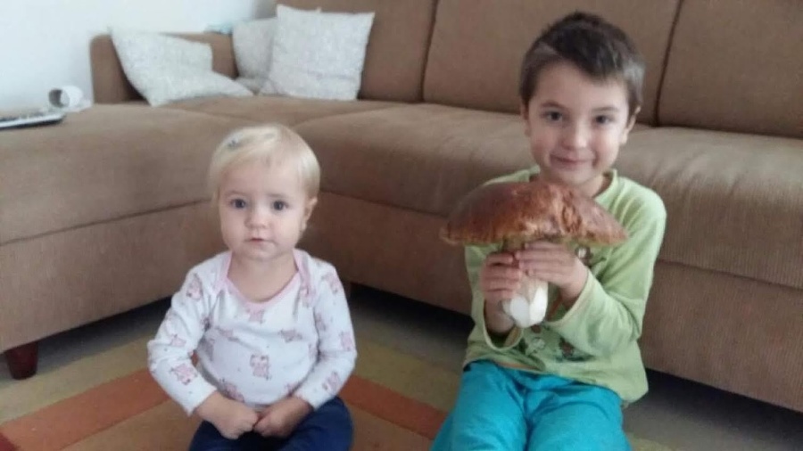 Detičky Karinka (15 mesiacov) a Matejko (5) ochotne zapózovali s úlovkom.