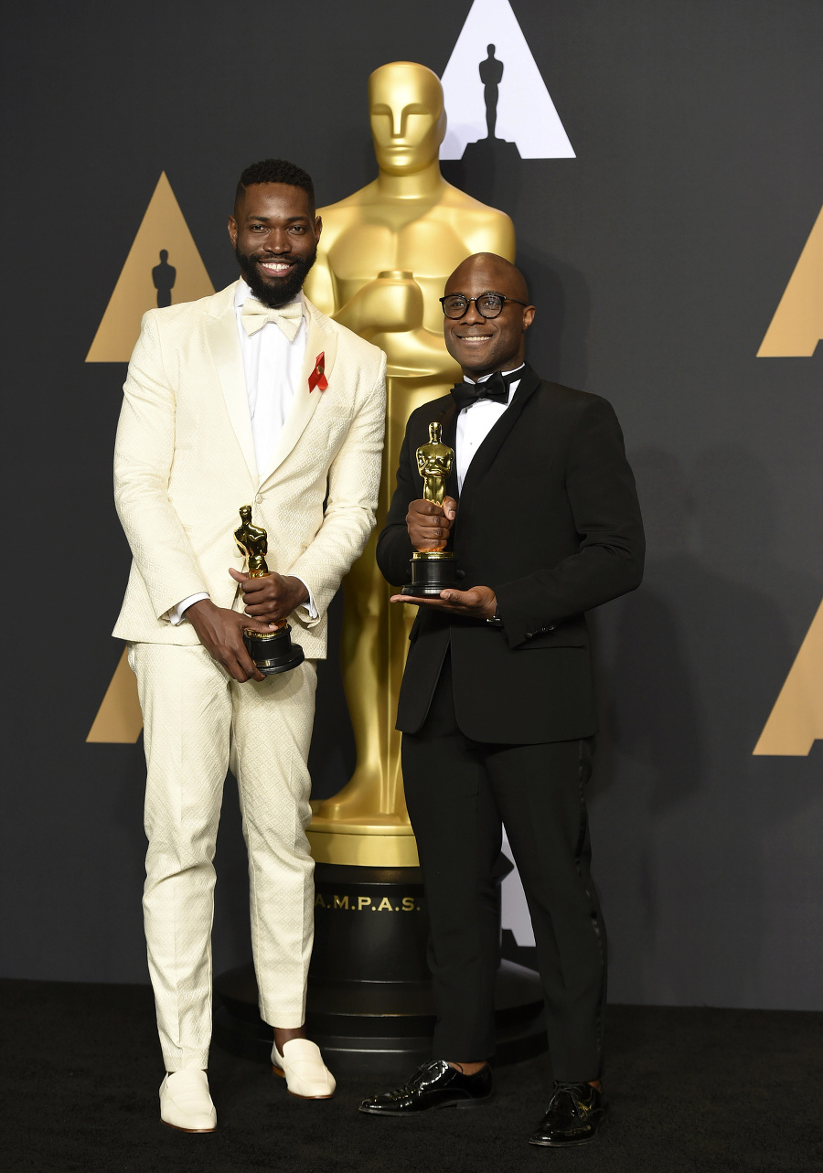 Cenu za najlepší adaptovaný scenár si odniesol film Moonlight. Na snímke víťazi Tarell Alvin McCraney (vľavo) a Barry Jenkins.