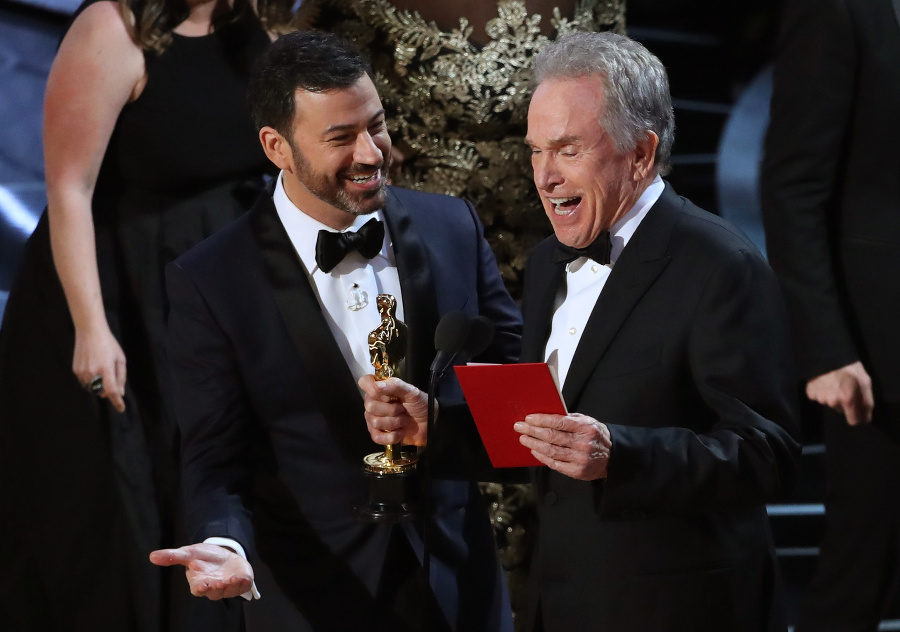 Jimmy Kimmel a Warren Beatty sa na nepríjemnej chybe zabávali.