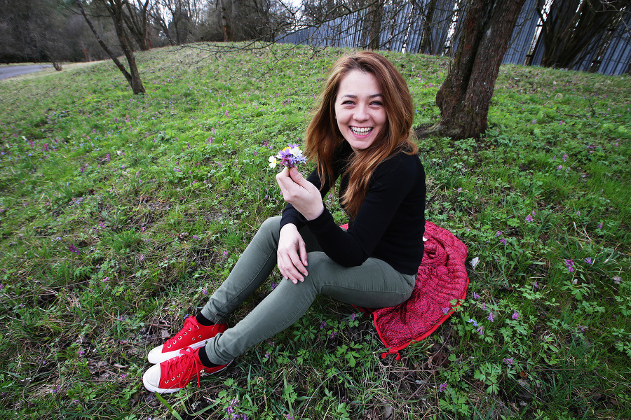 Aďa (33) zo Zvolena si urobila z prvých jarných kvietkov kytičku.