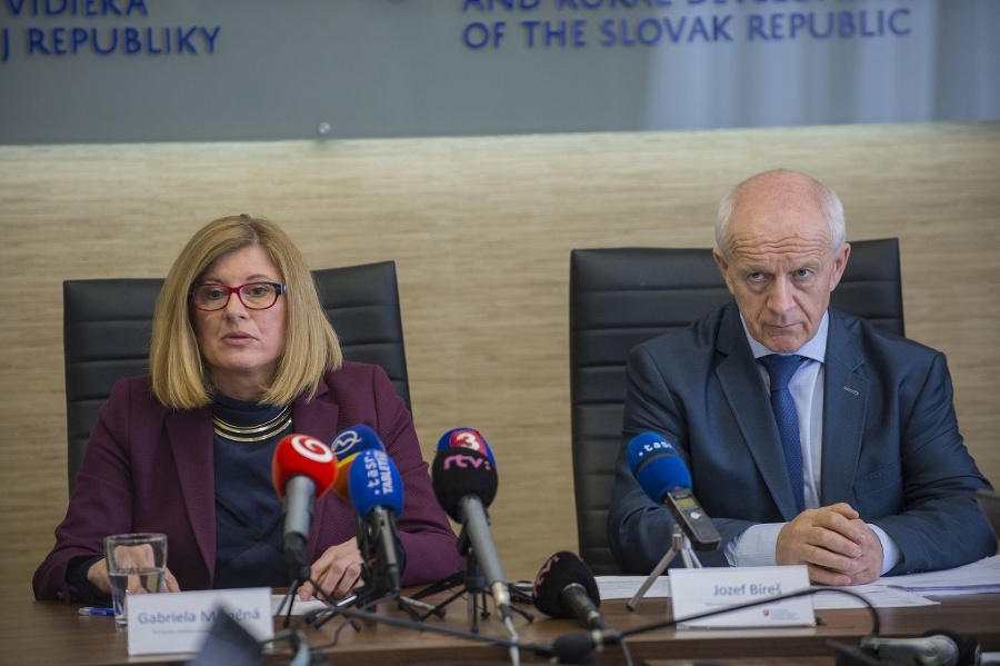 Ministerka pôdohospodárstva Gabriela Matečná a riaditeľ Štátnej veterinárnej a potravinovej správy SR Jozef Bíreš.