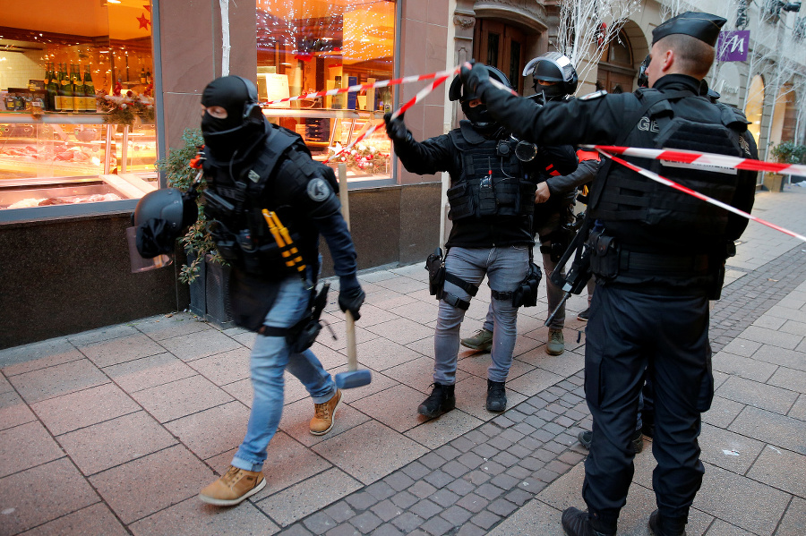 Polícia stále pátra po útočníkovi. 