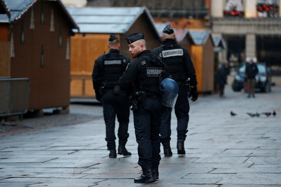 Polícia stále pátra po útočníkovi. 