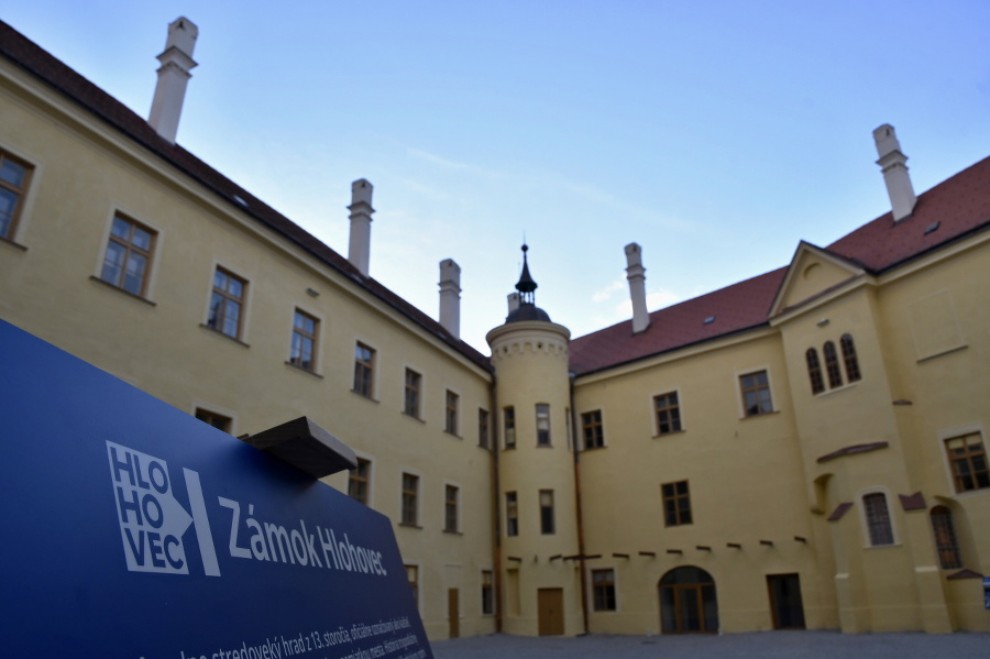 Nádvorie zámku, ktorý prešiel čiastočnou obnovou.