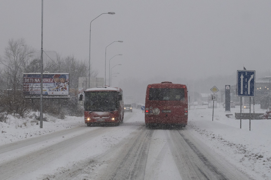 Sneženie komplikuje dopravu.