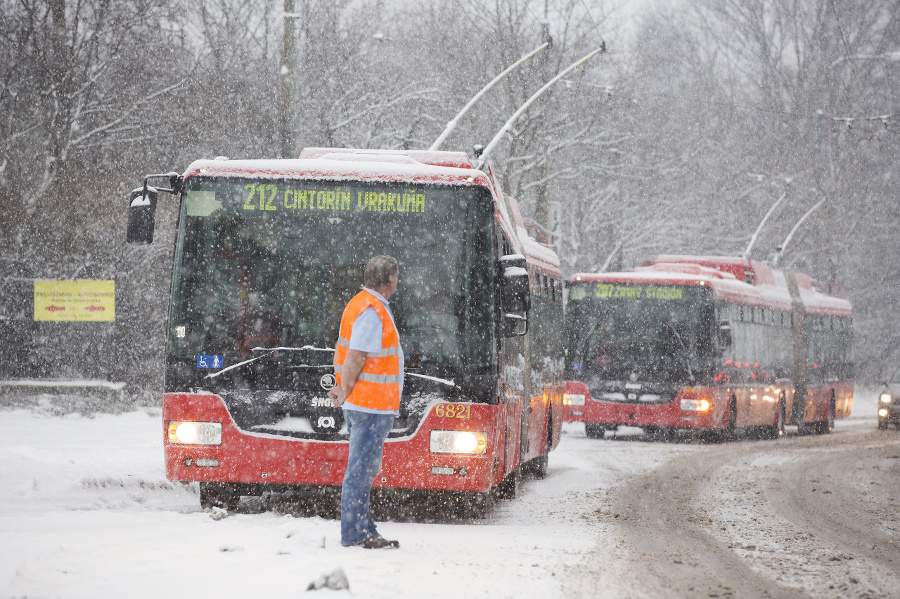 Trolejbusy v hustom snežení