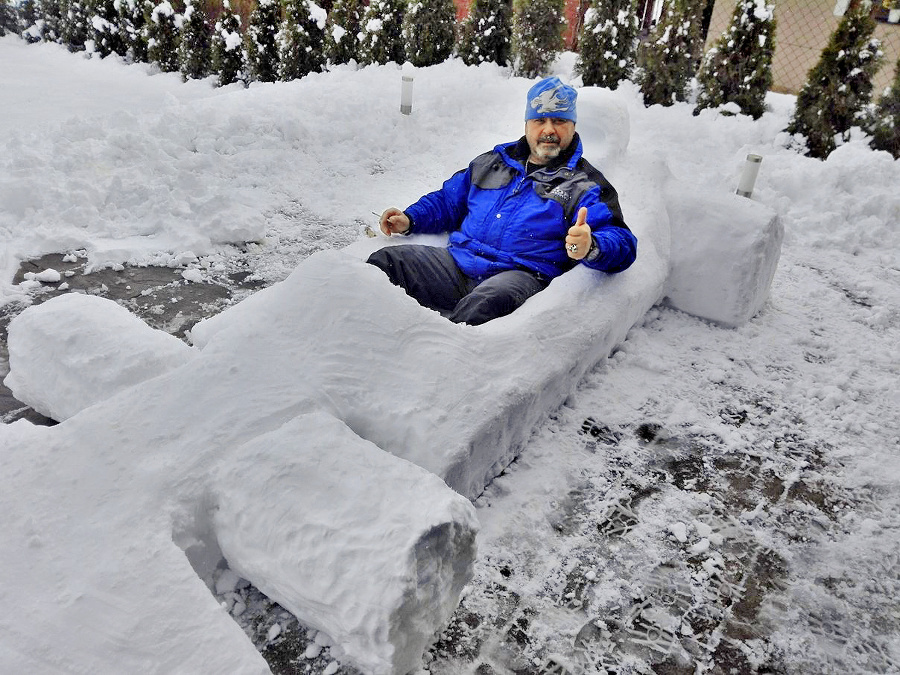 Jaroslav postavil zo snehu