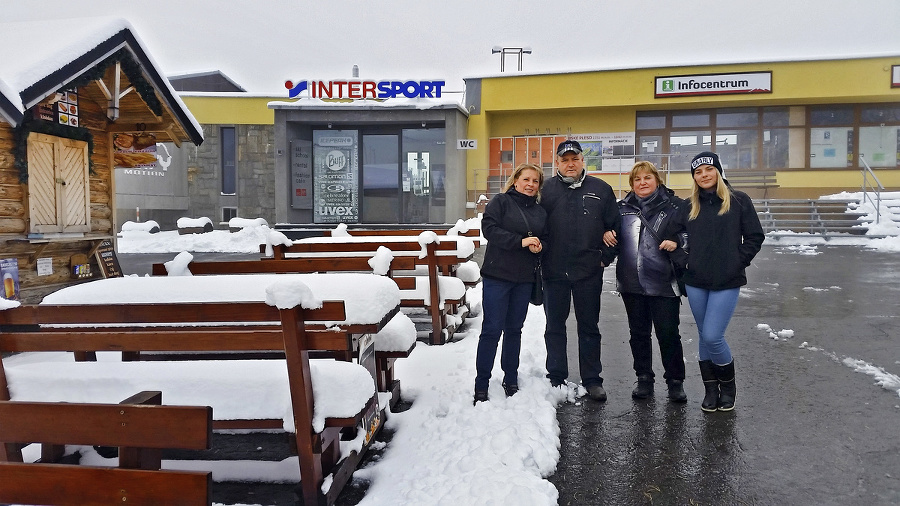 Rodina z Púchova sa tešila na jesennú dovolenku v Tatrách, napadalo im na nej 10 cm snehu.