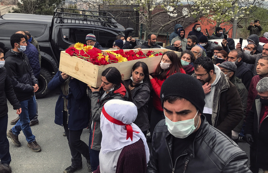 Pohreb zosnulej tureckej speváčky