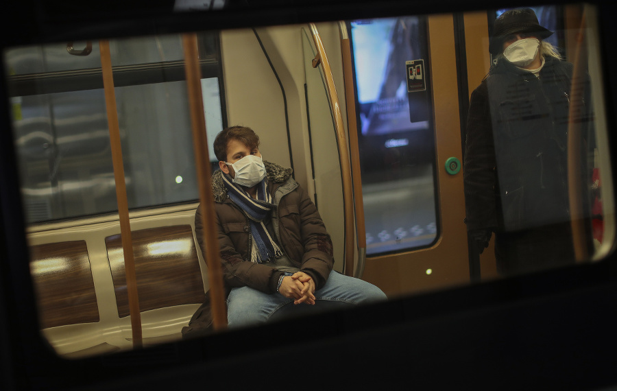 Cestujúci v bruselskom metre