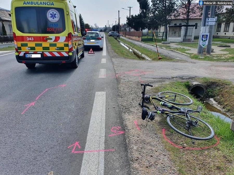 Cyklista zraneniam podľahol.