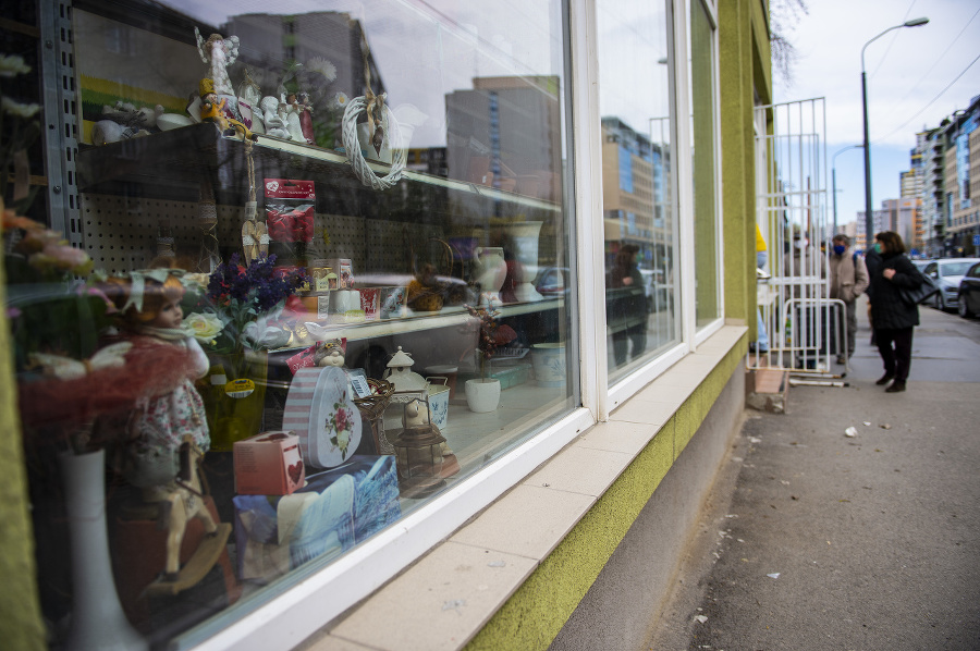 Zákazníci záhradkárskych potrieb čakajúci pred prevádzkou na Košickej ulici v Bratislave.