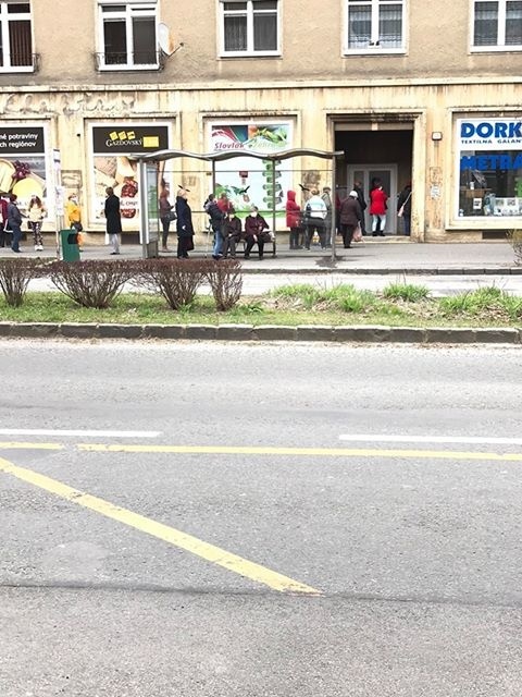 Takto čakali ľudia na vstup do galantérie v Banskej Bystrici.