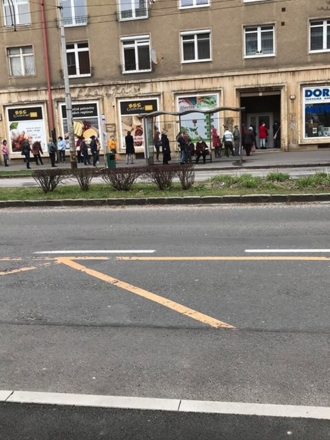 Takto čakali ľudia na vstup do galantérie v Banskej Bystrici.