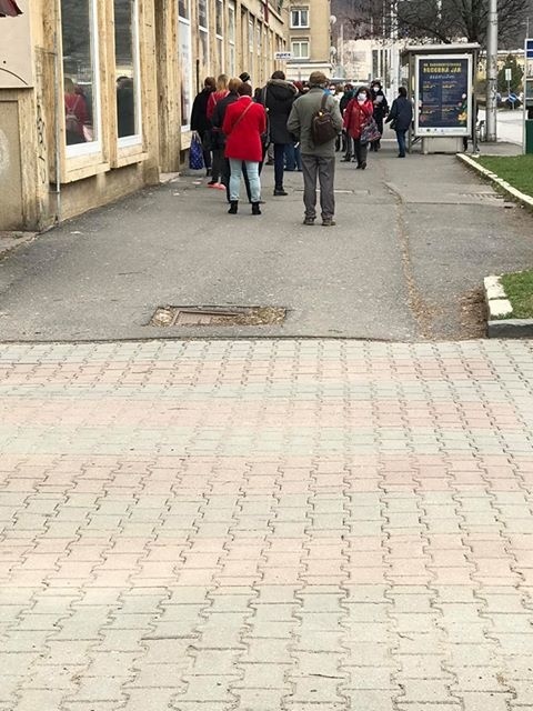 Takto čakali ľudia na vstup do galantérie v Banskej Bystrici.
