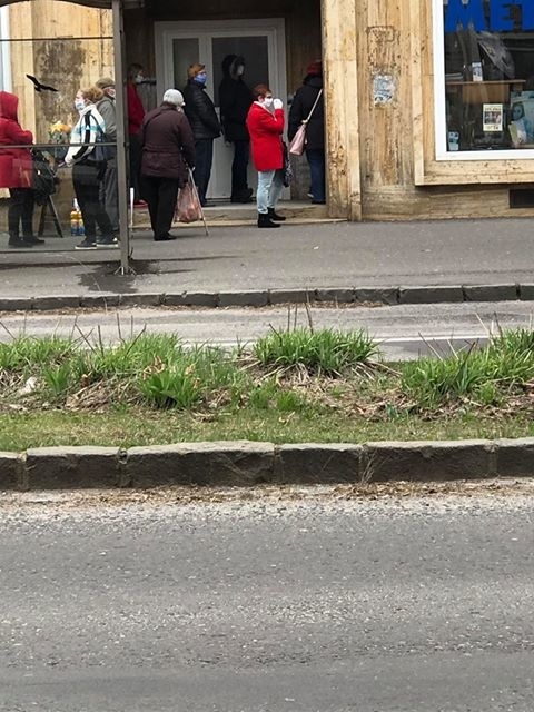 Takto čakali ľudia na vstup do galantérie v Banskej Bystrici.