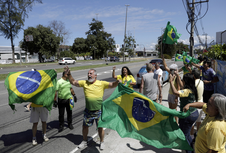Podporovatelia Bolsonara v uliciach.