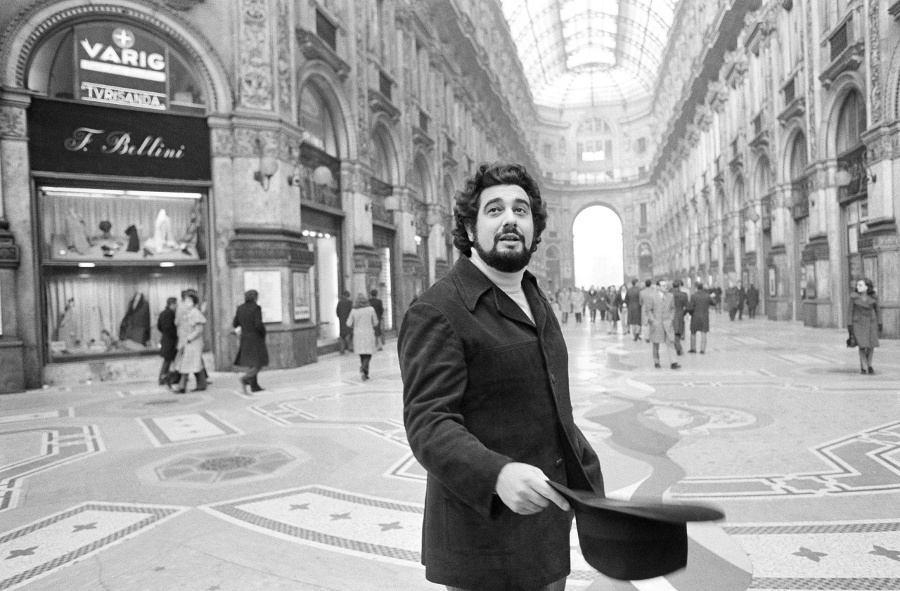 December 1972: Operný spevák Placido Domingo kráča po Piazza Scala v Miláne.