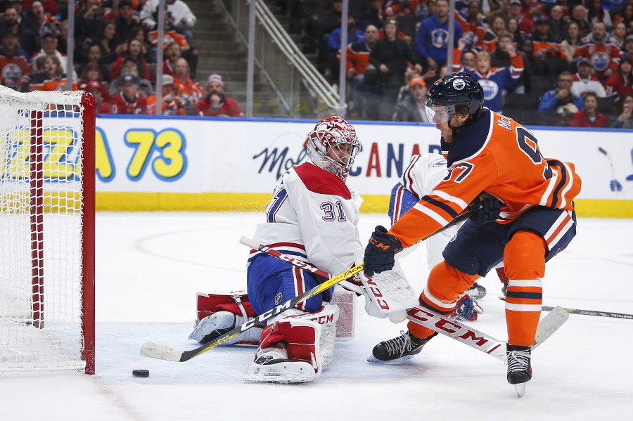Connor McDavid posiela puk do bránky Canadiens