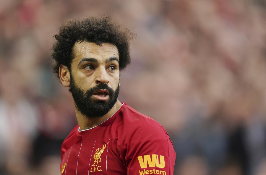 Futbalista FC Liverpool Mohamed Salah má iba mierne príznaky ochorenia COVID-19. (ilustračné foto)