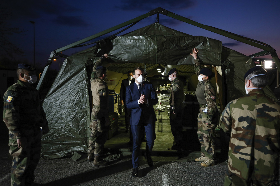 Macron navštívil vojenskú poľnú