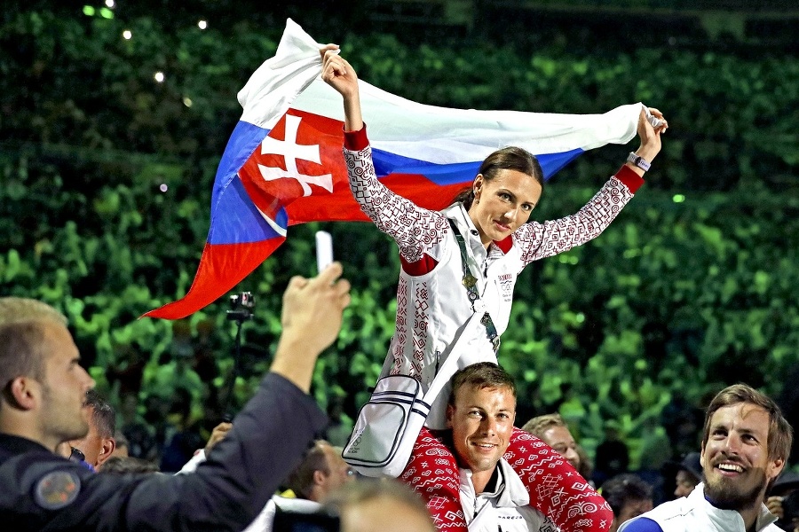 Bežkyňa Iveta Putalová s vlajkou
